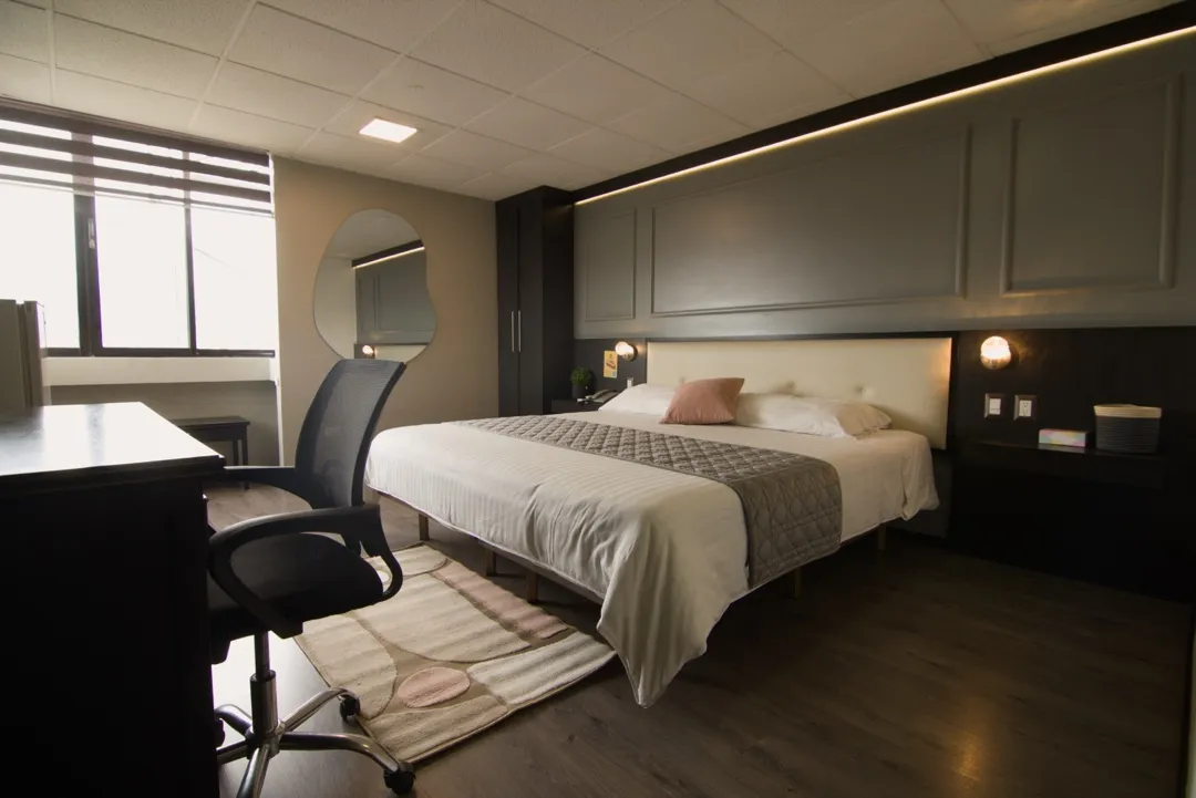 Deluxe Room with king bed and city view — Hotel Italia Cuenca