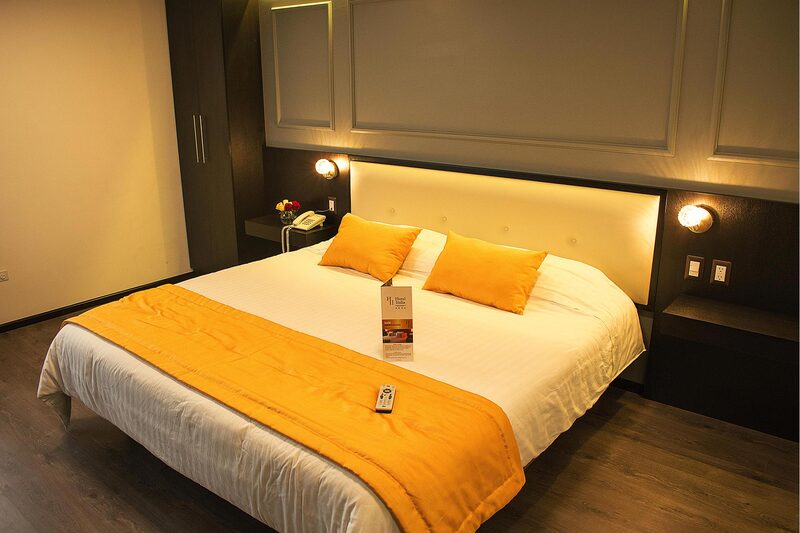 Deluxe Room Hotel Italia Cuenca - Spacious accommodation with city views in historic center, perfect for couples and families